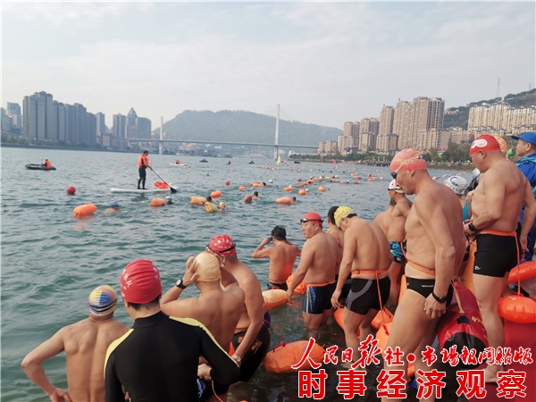 畅游乌江迎新年暨重庆市泳协30周年庆在涪陵举行